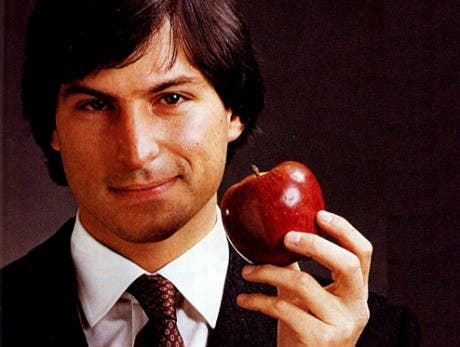 Steve Jobs con una manzana