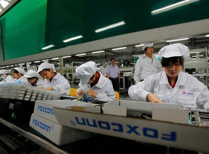 Trabajadores de Foxconn en una cadena de montaje