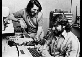 Fotografía de Steve Jobs y Steve Wozniak trabajando