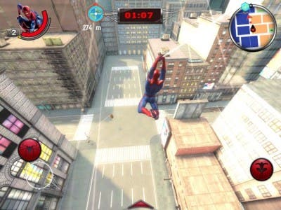 Spiderman viajando por la ciudad
