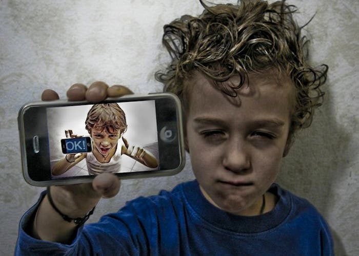 Un niño con un iPhone en la mano