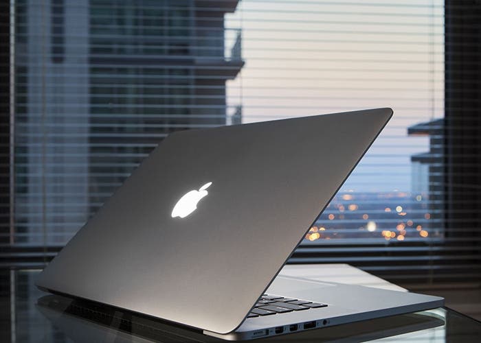 MacBook Pro con pantalla Retina mostrado en una mesa