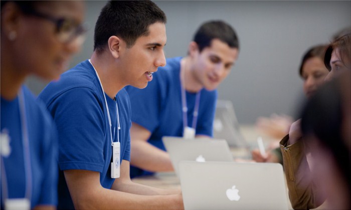 Empleados del Apple Retail Store en acción