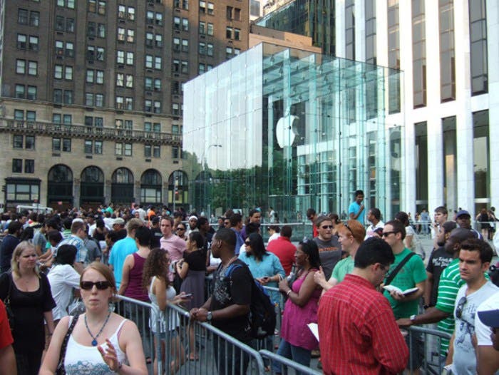 Multitud haciendo cola frente al Apple Store