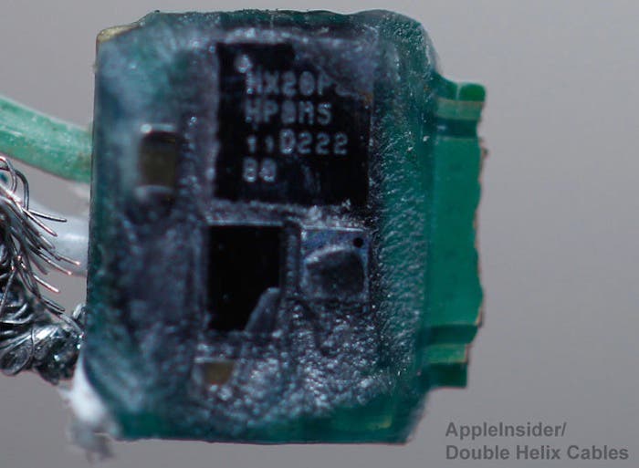 Conector Lighting abierto mostrando el chip interno