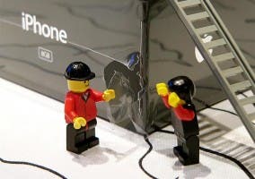 Muñecos de lego abriendo un iPhone