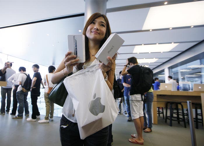 Chica comprando el iPhone 5 en la Apple Store