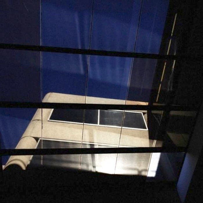 Fotografía tomada desde dentro de uno de los edificios de Apple