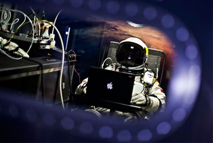 Felix Baumgartner y su MacBook negro