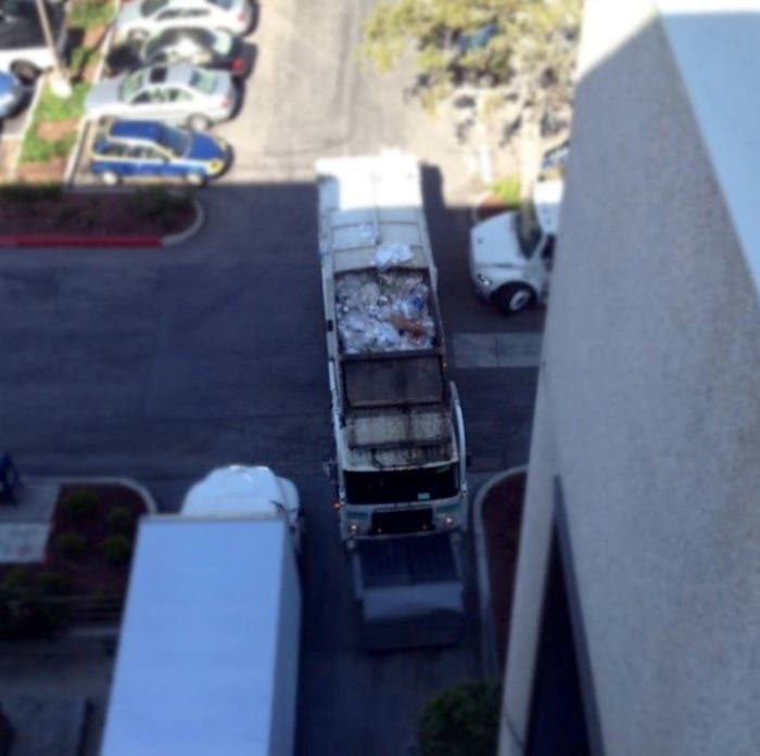 Camión recogiendo la basura generada en las instalaciones de Apple