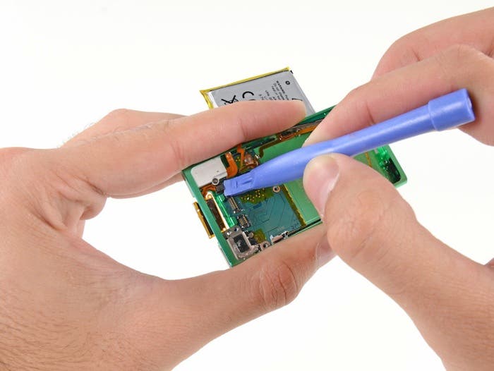 Desmontando el iPod nano 7G: Extracción de la antena Bluetooth