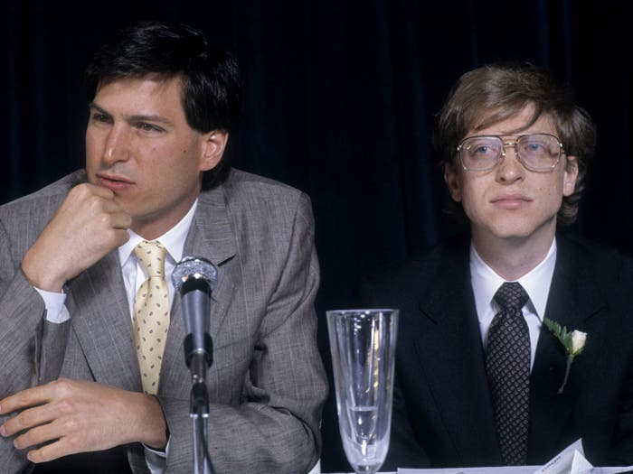 Steve Jobs sentado junto a Bill Gates