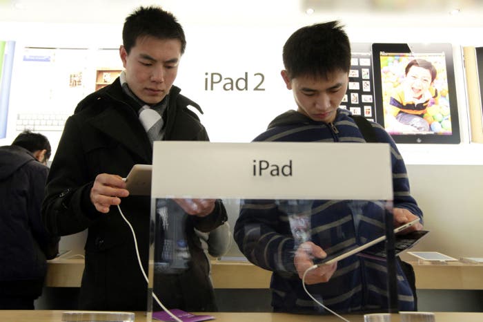 Apple Store China mostrando gente probando un iPad