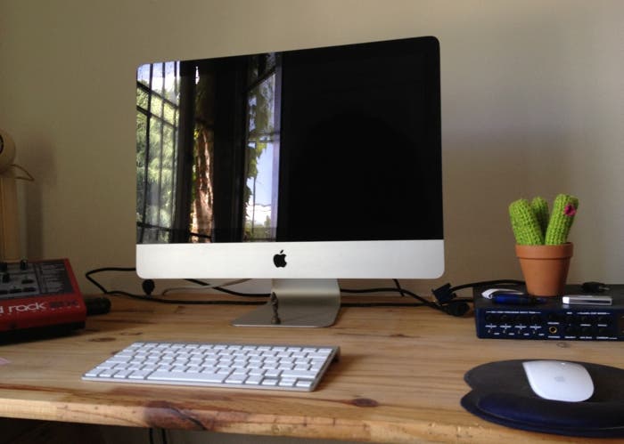 Escritorio con un ordenador iMac