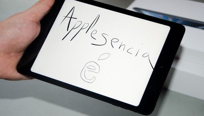 iPad mini con un mensaje para Applesencia en la review