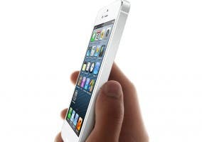 Una mano sujetando el iPhone 5