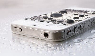 iPhone mojado con gotas encima