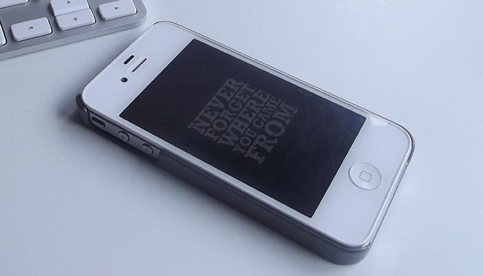 iPhone 4 blanco sobre fondo blanco