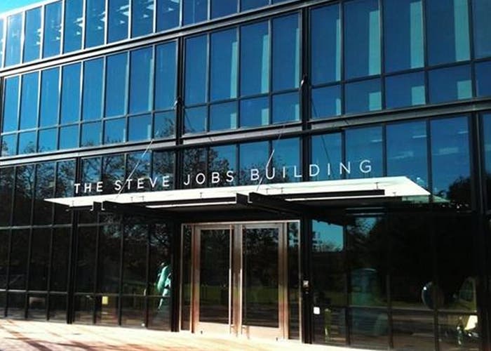 Edificio de Pixar con nombre de Steve Jobs