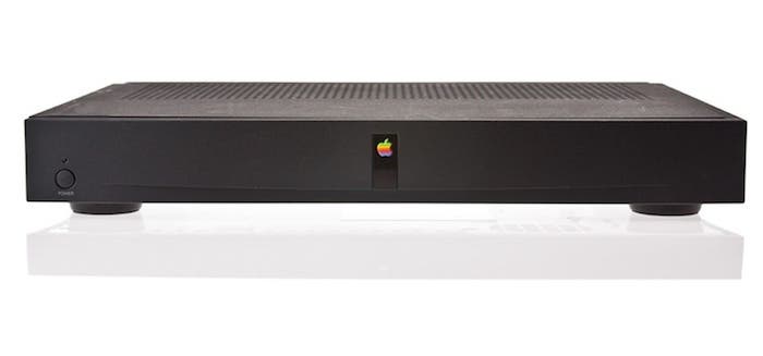 Imagen frontal con el logo de Apple del Apple Interactive Television Box