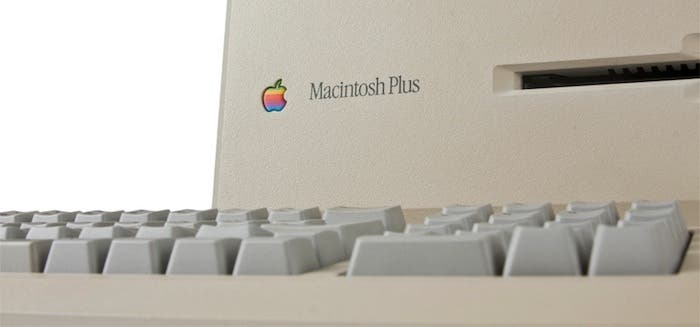 Macintosh Plus detalle logotipo Apple