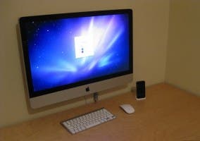 iMac colocado sobre un soporte VESA