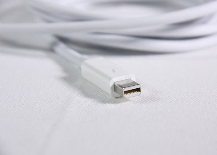 Fotografía del cable Thunderbolt de Apple