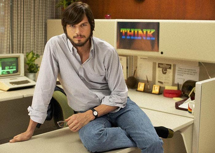 Ashton Kutcher representando a Steve Jobs