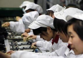 Empleados de una planta de montaje de Foxconn en China