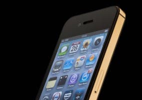 imagen de un iPhone 4S con un fondo negro