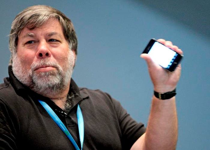 Steve Wozniak sosteniendo un iPhone