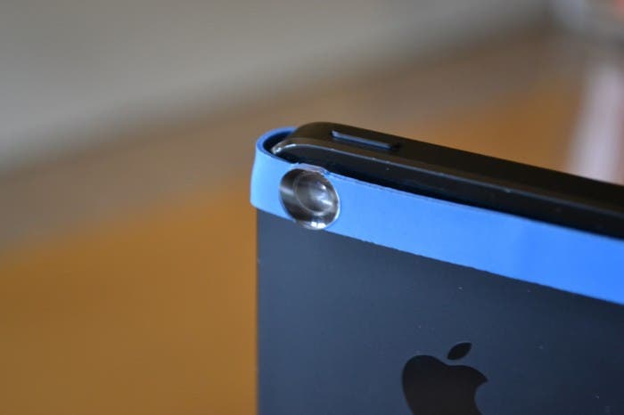 La lente Easy Macro alineada con la lente del iPhone 5