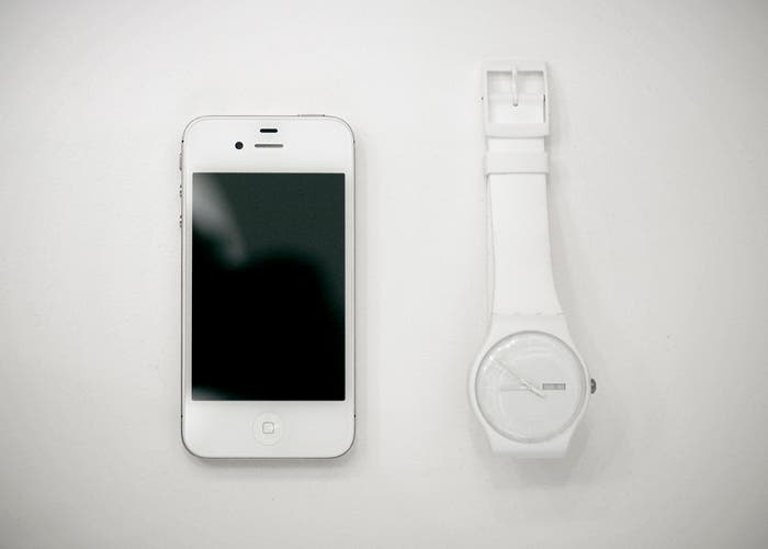 Fotografía reloj Swatch y iPhone 4S