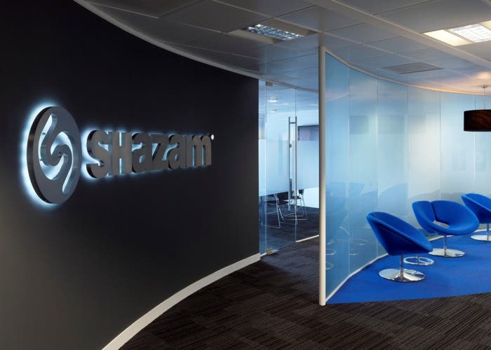 Oficina de Shazam con su logotipo