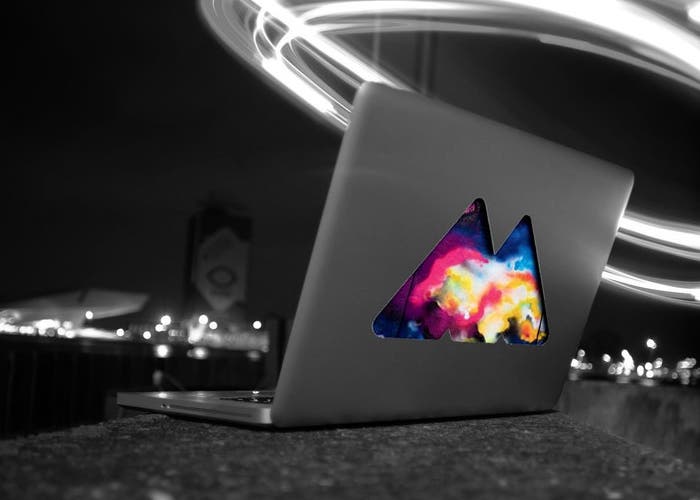 MacBook modificado con la apariencia del disco de Coldplay, Mylo Xyloto
