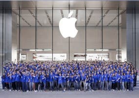 Foto de trabajadores de Apple en grupo
