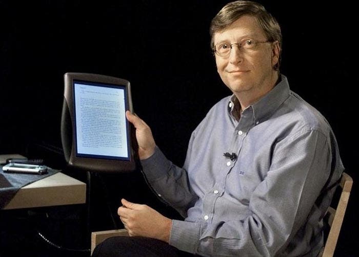 Bill Gates sujetando una Tablet PC