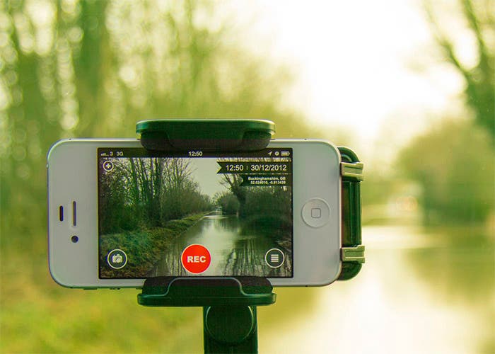 iPhone sobre trípode fotografiando un paisaje