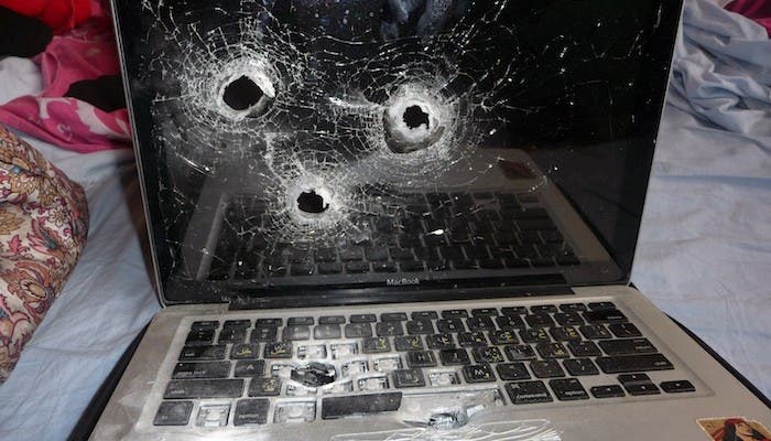 Agujeros de bala en un MacBook