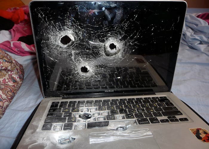 Agujeros de bala en un MacBook