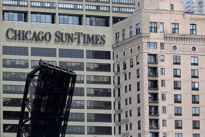 Fotografía de la fachada del edificio del Chicago Sun-Times