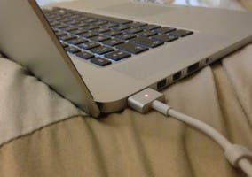 MagSafe 2 conectado a MacBook pro