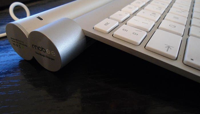 Fotografía del Wireless Keyboard conectado al Magic Bar