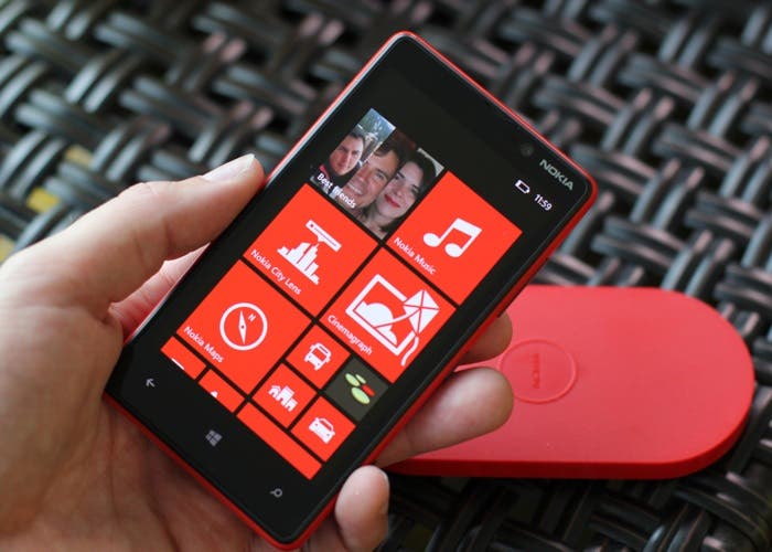 Nokia Lumia 820 en rojo