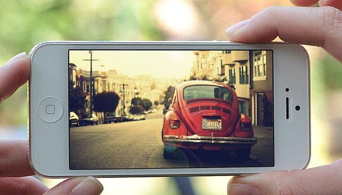 Imágen de un iPhone fotografiando un coche