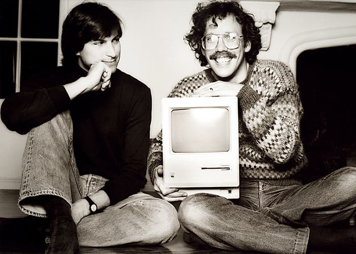 Steve Jobs con un Macintosh y Bill