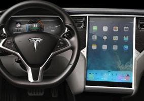 Tesla con un iPad en el salpicadero