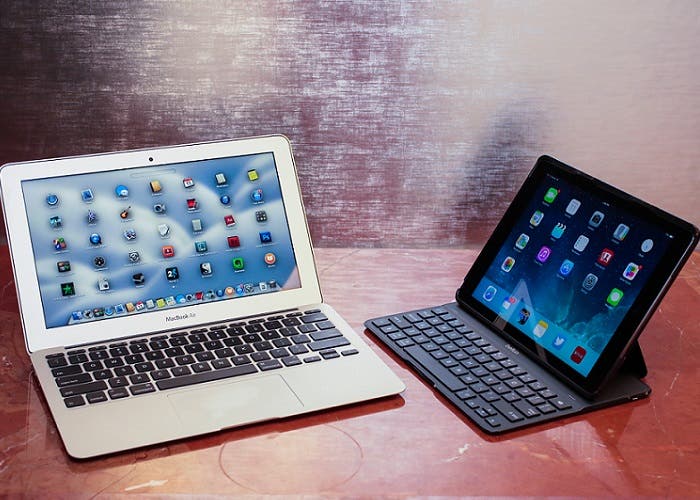 MacBook Air junto a iPad con teclado