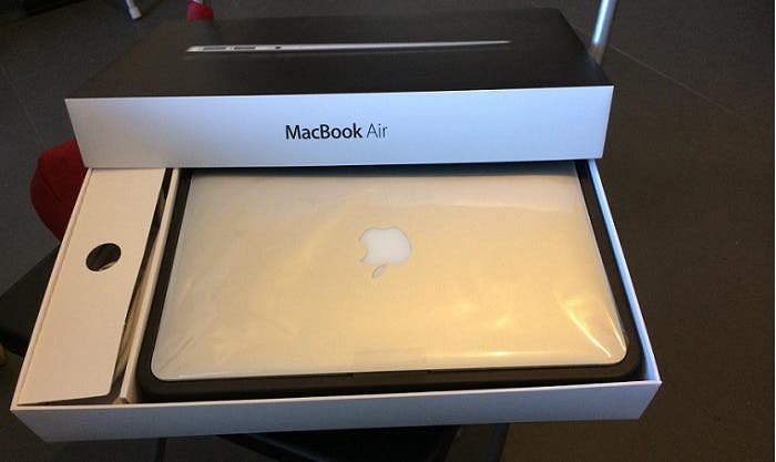 MacBook Air con embalaje y accesorios