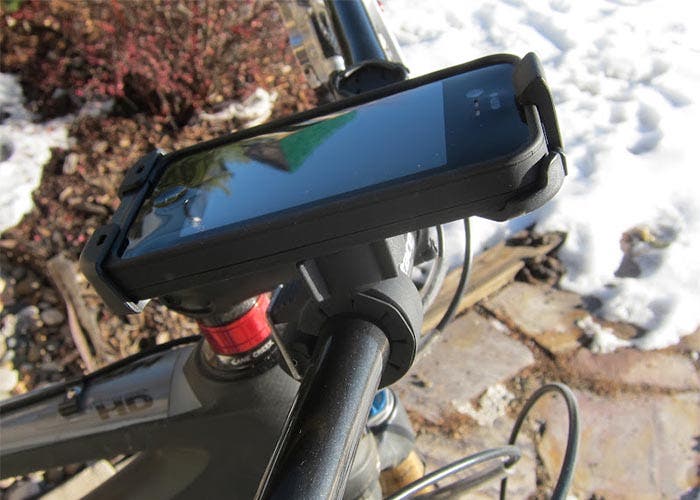 Bicicleta con un iPhone montado en el volante